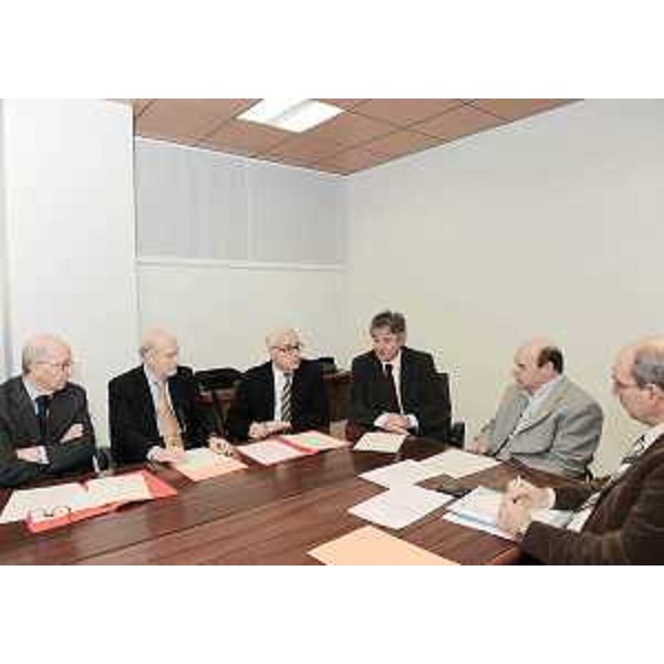 Renzo Tondo (Presidente Friuli Venezia Giulia) e Vladimir Kosic (Assessore regionale Salute e Protezione sociale) con rappresentanti di tre Fondazioni bancarie e della Consulta regionale delle Associazioni di disabili, a Udine. (Udine 24/11/08)