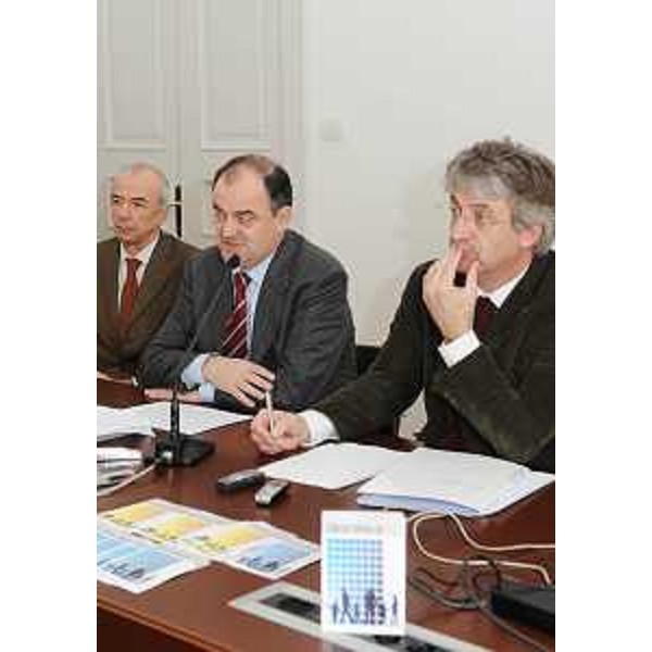 Roberto Molinaro (Assessore regionale Politiche Famiglia) e Renzo Tondo (Presidente Friuli Venezia Giulia) in conferenza stampa presentano il nuovo portale web per le famiglie "www.famiglia.fvg.it", a Trieste. (Trieste 24/11/08)