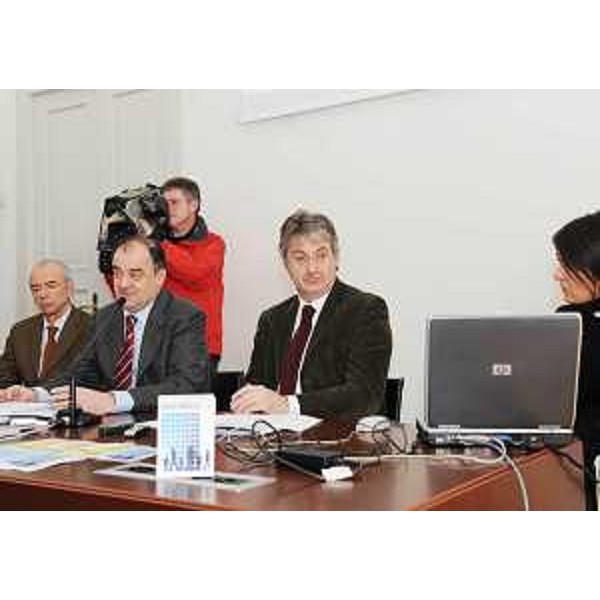 Roberto Molinaro (Assessore regionale Politiche Famiglia) e Renzo Tondo (Presidente Friuli Venezia Giulia) in conferenza stampa presentano il nuovo portale web per le famiglie "www.famiglia.fvg.it", a Trieste. (Trieste 24/11/08)