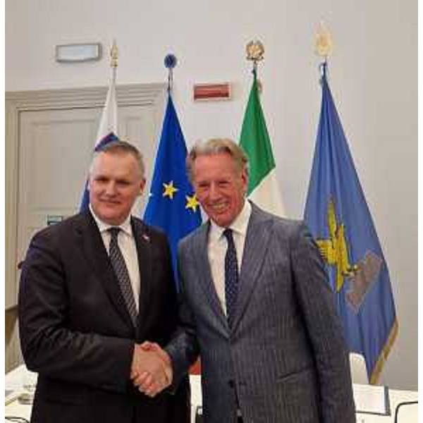 Stretta di mano fra l'assessore Scoccimarro e il ministro sloveno Bojan Kumer. - Stretta di mano fra l'assessore Scoccimarro e il ministro sloveno Bojan Kumer. 