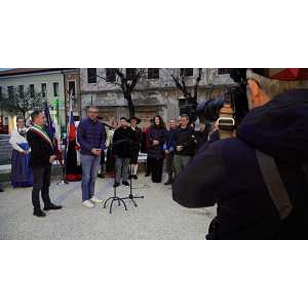 Lassessore regionale alle Autonomie locali Pierpaolo Roberti allinaugurazione della riqualificata piazza di Aurisina - Lassessore regionale alle Autonomie locali Pierpaolo Roberti allinaugurazione della riqualificata piazza di Aurisina