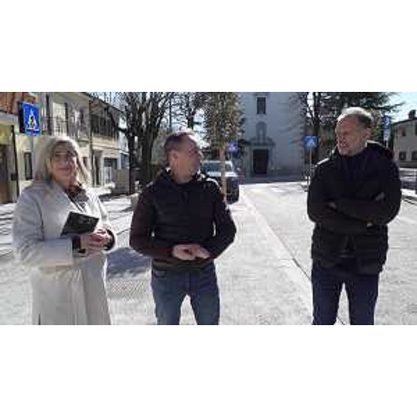 L'assessore regionale alle Infrastrutture e territorio Cristina Amirante durante il sopralluogo alla nuova piazza di Aurisina assieme al sindaco di Duino Aurisina (Devin Nabrezina) Igor Gabrovec. - L'assessore regionale alle Infrastrutture e territorio Cristina Amirante durante il sopralluogo alla nuova piazza di Aurisina assieme al sindaco di Duino Aurisina (Devin Nabrezina) Igor Gabrovec.