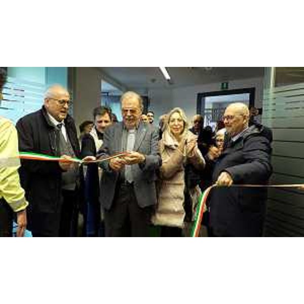 L'assessore Callari, il primo a destra, al taglio del nastro - L'assessore Callari, il primo a destra, al taglio del nastro
