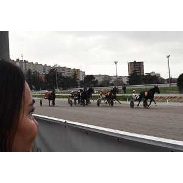 L'ex Miss Italia Susanna Huckstep osserva una fase del Gran Premio Giorgio Jegher. - L'ex Miss Italia Susanna Huckstep osserva una fase del Gran Premio Giorgio Jegher.