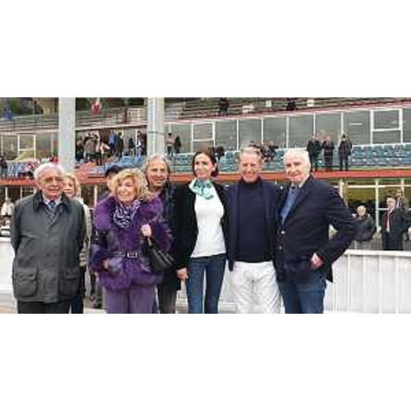 Foto di rito a bordo pista per l'assessore Scoccimarro (secondo da destra) e le altre autorità presenti. - Foto di rito a bordo pista per l'assessore Scoccimarro (secondo da destra) e le altre autorità presenti.