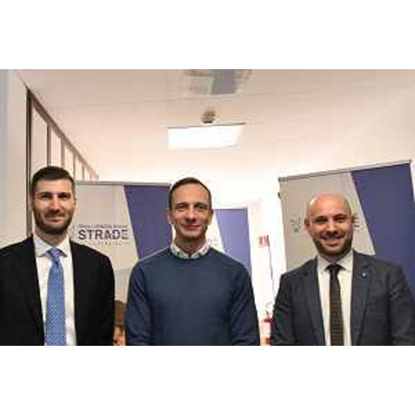 Il governatore Massimiliano Fedriga tra il presidente di Fvg Strade Simone Bortolotti e il consigliere della società Michele Leon - Il governatore Massimiliano Fedriga tra il presidente di Fvg Strade Simone Bortolotti e il consigliere della società Michele Leon