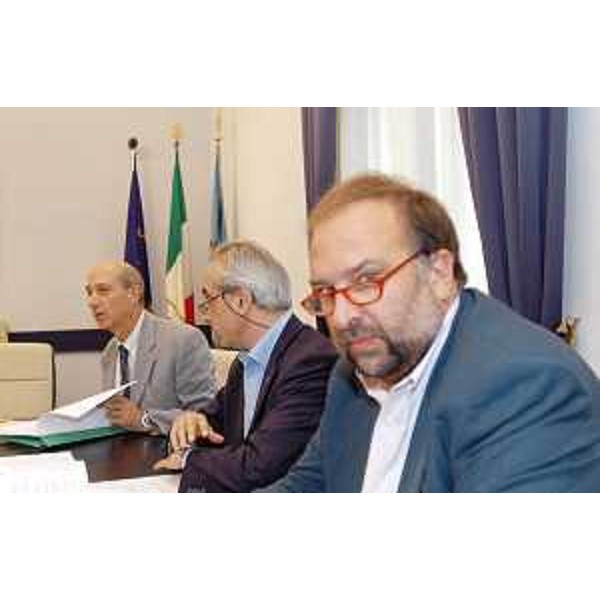Guido Baggi (Direttore Agenzia Regione Cronache - ARC), Gianni Pecol Cominotto (Assessore regionale Personale) e Roberto Cosolini (Assessore regionale Lavoro) in conferenza stampa al termine della riunione di Giunta. (Trieste 26/09/03)