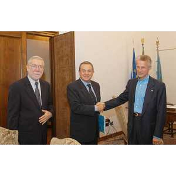 Domenico Coccopalmerio (Decano Senato Accademico Università Trieste), Domenico Romeo (Rettore Università Trieste) e Riccardo Illy (Presidente Friuli Venezia Giulia) nella sede della Regione a Trieste. (Trieste 29/09/03)