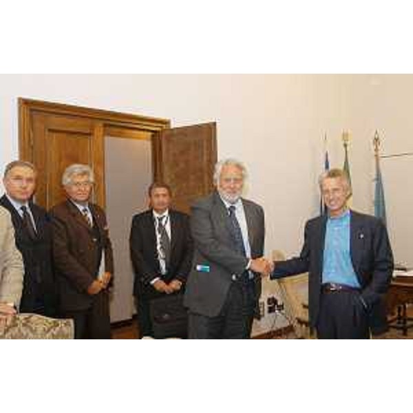 Vincenzo Pozzi (Presidente ANAS) e Riccardo Illy (Presidente Friuli Venezia Giulia) nella sede della Regione a Trieste. (Trieste 29/09/03)