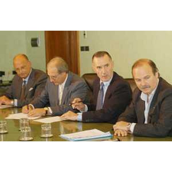 Gianfranco Moretton (Vicepresidente FVG e Assessore regionale Lavori pubblici) e Franco Asquini (Presidente Friulia) all'atto della firma della convenzione tra Regione e Friulia sul project financing. (Udine 30/09/03)