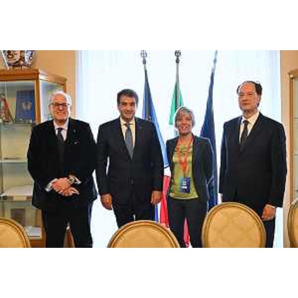 Lassessore regionale alle Finanze Barbara Zilli allincontro con il vicecommissario per la Coesione e le Riforme presso la Commissione europea Raffaele Fitto, che si è tenuto nel municipio di Gorizia alla presenza del sindaco Rodolfo Ziberna, del ministro per i Rapporti con il Parlamento Luca Ciriani e del presidente del Gect Paolo Petiziol, a margine dellevento di apertura di Interreg Go! in svolgimento al Teatro Verdi. - Lassessore regionale alle Finanze Barbara Zilli allincontro con il vicecommissario per la Coesione e le Riforme presso la Commissione europea Raffaele Fitto, che si è tenuto nel municipio di Gorizia alla presenza del sindaco Rodolfo Ziberna, del ministro per i Rapporti con il Parlamento Luca Ciriani e del presidente del Gect Paolo Petiziol, a margine dellevento di apertura di Interreg Go! in svolgimento al Teatro Verdi. 