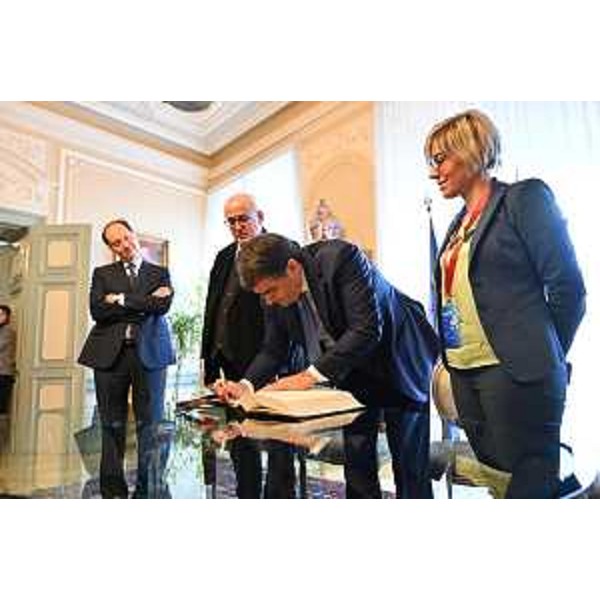 Lassessore regionale alle Finanze Barbara Zilli allincontro con il vicecommissario per la Coesione e le Riforme presso la Commissione europea Raffaele Fitto, che si è tenuto nel municipio di Gorizia alla presenza del sindaco Rodolfo Ziberna, del ministro per i Rapporti con il Parlamento Luca Ciriani e del presidente del Gect Paolo Petiziol, a margine dellevento di apertura di Interreg Go! in svolgimento al Teatro Verdi. - Lassessore regionale alle Finanze Barbara Zilli allincontro con il vicecommissario per la Coesione e le Riforme presso la Commissione europea Raffaele Fitto, che si è tenuto nel municipio di Gorizia alla presenza del sindaco Rodolfo Ziberna, del ministro per i Rapporti con il Parlamento Luca Ciriani e del presidente del Gect Paolo Petiziol, a margine dellevento di apertura di Interreg Go! in svolgimento al Teatro Verdi. 