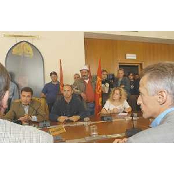 Riccardo Illy (Presidente Friuli Venezia Giulia) incontra le rappresentanze sindacali e numerosi lavoratori della Ferriera di Servola (TS), in Consiglio regionale a Trieste. (Trieste 30/09/03)