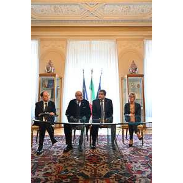 Lassessore regionale alle Finanze Barbara Zilli allincontro con il vicepresidente della Commissione europea Raffaele Fitto, che si è tenuto nel municipio di Gorizia alla presenza del sindaco Rodolfo Ziberna, del ministro per i Rapporti con il Parlamento Luca Ciriani e del presidente del Gect Paolo Petiziol, a margine dellevento di apertura di Interreg Go! in svolgimento al Teatro Verdi. - Lassessore regionale alle Finanze Barbara Zilli allincontro con il vicepresidente della Commissione europea Raffaele Fitto, che si è tenuto nel municipio di Gorizia alla presenza del sindaco Rodolfo Ziberna, del ministro per i Rapporti con il Parlamento Luca Ciriani e del presidente del Gect Paolo Petiziol, a margine dellevento di apertura di Interreg Go! in svolgimento al Teatro Verdi. 
