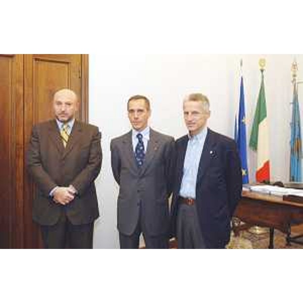 Enrico Bertossi (Assessore regionale Attività produttive), Luciano Frascà (Amm. delegato e Direttore Dai Telecom) e Riccardo Illy (Presidente Friuli Venezia Giulia) nella sede della Regione a Trieste. (Trieste 07/10/03)