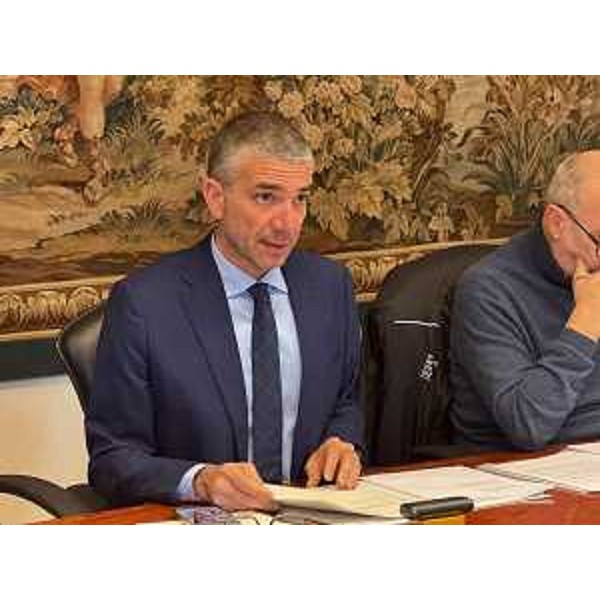 L'assessore Roberti nel corso di una seduta di Giunta - L'assessore Roberti nel corso di una seduta di Giunta