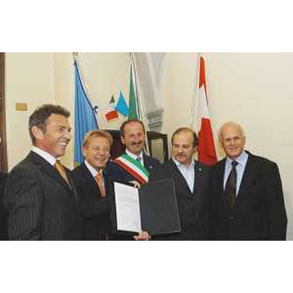 Joerg Haider (Governatore Carinzia) e Gianfranco Moretton (Vicepresidente Friuli Venezia Giulia) nel corso della cerimonia di consegna di 200mila euro al Comune di Malborghetto da parte del Governo di Vienna quale aiuto alle popolazioni alluvionate. (Malborghetto 08/10/03)