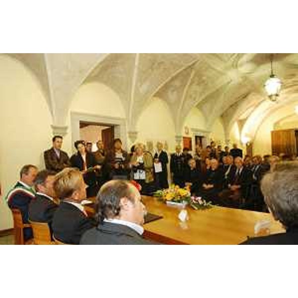 Joerg Haider (Governatore Carinzia) e Gianfranco Moretton (Vicepresidente Friuli Venezia Giulia) nel corso della cerimonia di consegna di 200mila euro al Comune di Malborghetto da parte del Governo di Vienna quale aiuto alle popolazioni alluvionate. (Malborghetto 08/10/03)