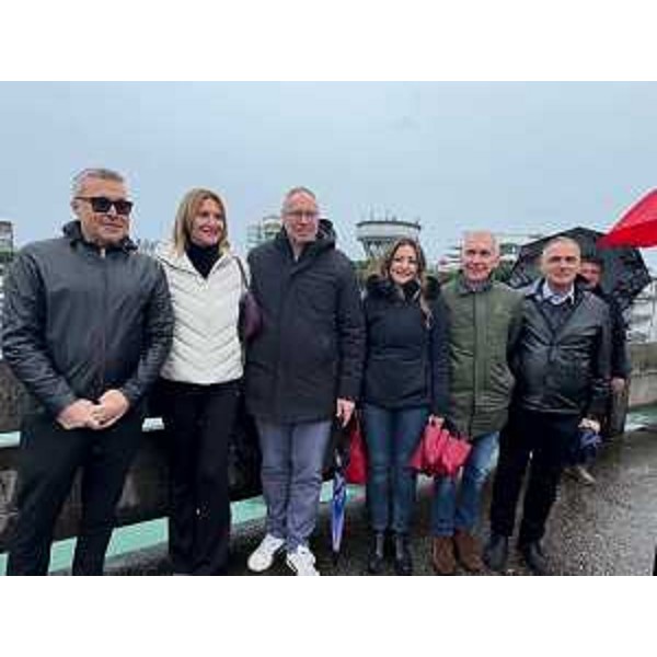 Foto di gruppo al Lignano Boat Show, da sinistra: l'assessore regionale Sergio Emidio Bini, il sindaco di Lignano Sabbiadoro Laura Giorgi, il presidente del Cr Fvg, Mauro Bordin e i consiglieri regionali Maddalena Spagnolo e Roberto Novelli - Foto di gruppo al Lignano Boat Show, da sinistra: l'assessore regionale Sergio Emidio Bini, il sindaco di Lignano Sabbiadoro Laura Giorgi, il presidente del Cr Fvg, Mauro Bordin e i consiglieri regionali Maddalena Spagnolo e Roberto Novelli