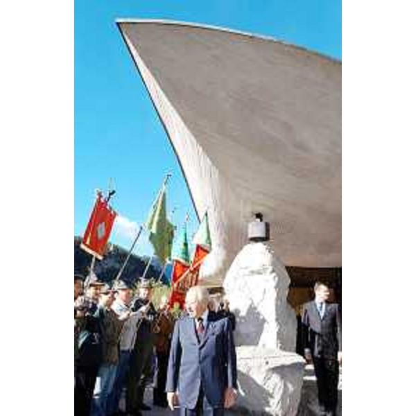 Carlo Azeglio Ciampi (Presidente Repubblica) in visita alla diga del Vajont per rendere omaggio alle vittime del disastro di 40 anni fa. (Erto e Casso 09/10/03)