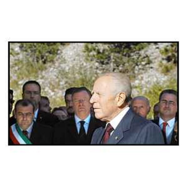 Carlo Azeglio Ciampi (Presidente Repubblica) in visita alla diga del Vajont per rendere omaggio alle vittime del disastro di 40 anni fa. (Erto e Casso 09/10/03)