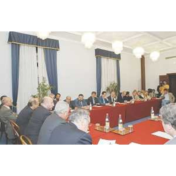 Enrico Bertossi (Assessore regionale Attività produttive) al tavolo di confronto sulla Ferriera, nella sede della Regione a Trieste. (Trieste 10/10/03)
