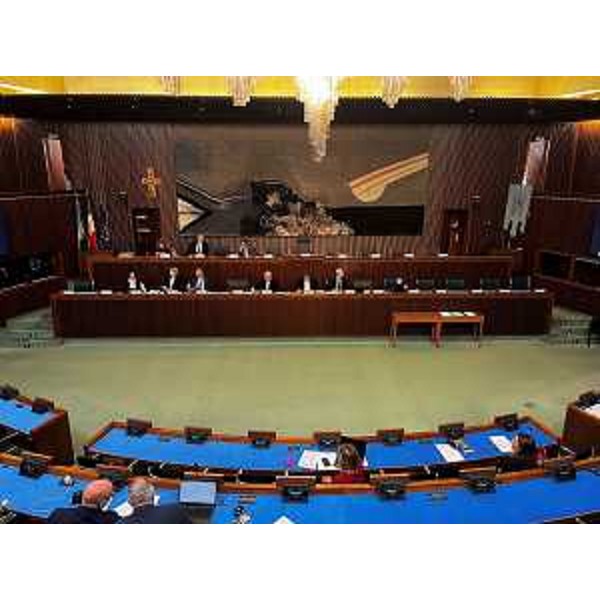 I banchi della presidenza e una parte dell'aula durante la seduta della III Commissione - I banchi della presidenza e una parte dell'aula durante la seduta della III Commissione
