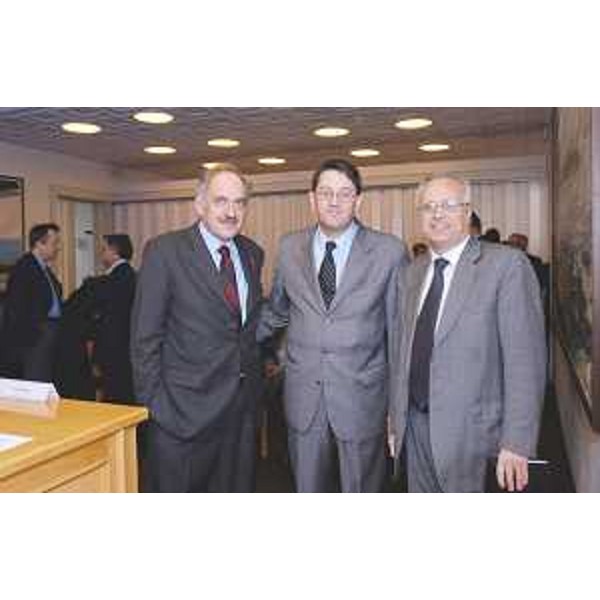 Antonio Maresca (Presidente Autorità portuale Trieste), Lodovico Sonego (Assessore regionale Trasporti) e Antonio Fantoni (CIBER) alla presentazione del progetto di piattaforma logistica per il Porto di Trieste, nella sede della Confindustria udinese. (Udine 14/10/03)