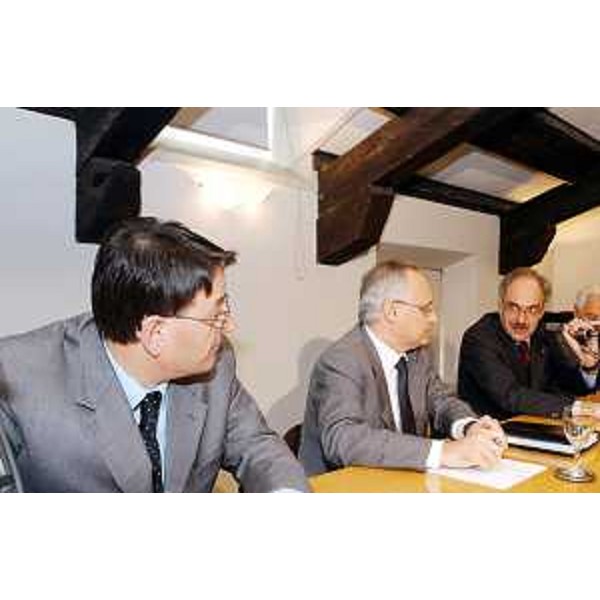 Lodovico Sonego (Assessore regionale Trasporti), Antonio Fantoni (CIBER) e Antonio Maresca (Presidente Autorità portuale Trieste) alla presentazione del progetto di piattaforma logistica per il Porto di Trieste, nella sede della Confindustria udinese. (Udine 14/10/03)