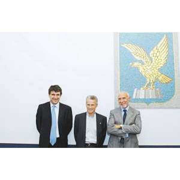 Luca D'Agnese (Amm. delegato Gestore Rete Trasmissione Nazionale - GRTN), Riccardo Illy (Presidente Friuli Venezia Giulia) e Augusto Antonucci (Assessore regionale Finanze) nella sede della Regione a Trieste. (Trieste 14/10/03)