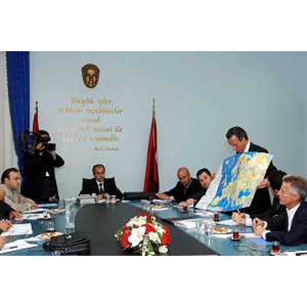 Riccardo Illy (Presidente Regione Friuli Venezia Giulia) con Franco Iacop (Assessore regionale per le relazioni internazionali, comunitarie e autonomie locali) e Klaus Klipp (Segretario Generale ARE) all'incontro di presentazione dell'ARE alla delegazione delle Province turche. (Istanbul 20/09/06)