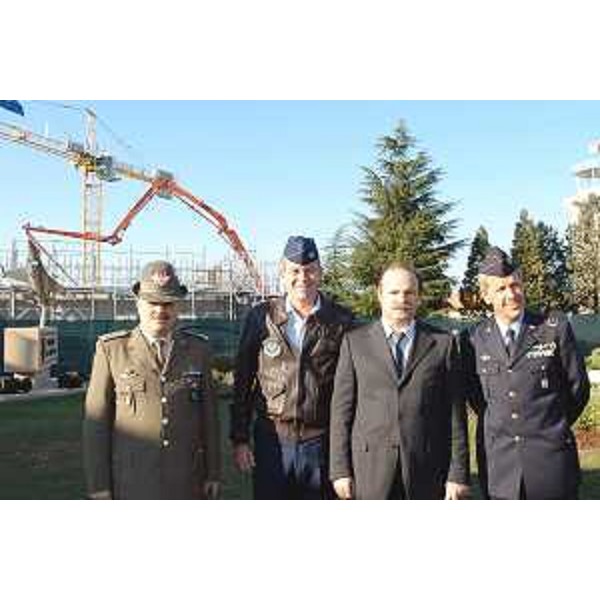 Gianfranco Moretton (Vicepresidente Friuli Venezia Giulia) con Rosario Scarpolini (Comandante Colonnello AMI), Edward Ryder (Vicecomandante Colonnello 31° Fighter Wing) e Luciano Alberici da Bardiano (Brigadiere Generale Comandante regionale FVG), alla Base militare di Aviano. (Aviano 15/10/03)