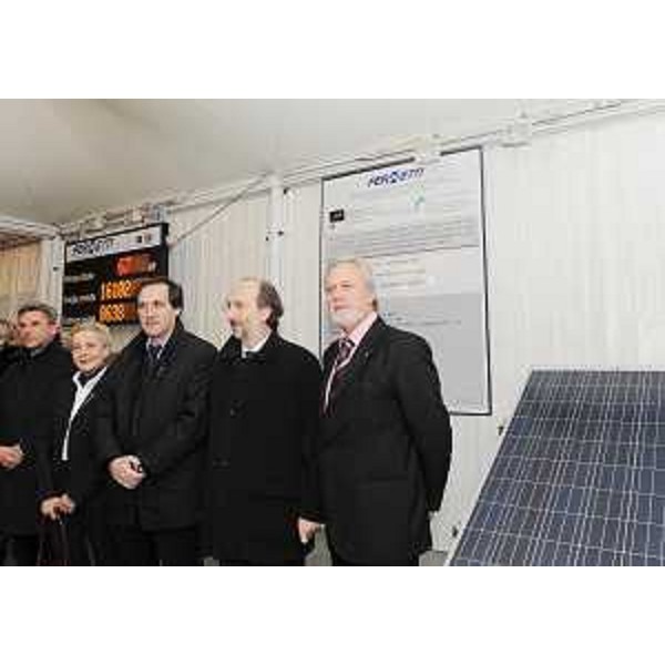 Maria T. Bassa Poropat (Presidente Provincia Trieste), Roberto Menia (Sottosegretario Ambiente), Riccardo Riccardi (Assessore regionale Trasporti) e Giorgio Maranzana (Presidente Fernetti Spa) all'inaugurazione di "Fernetti Solar", nuovo impianto fotovoltaico installato sulla copertura di due magazzini del terminal intermodale di Fernetti, sul Carso triestino. (Trieste 28/11/08)
