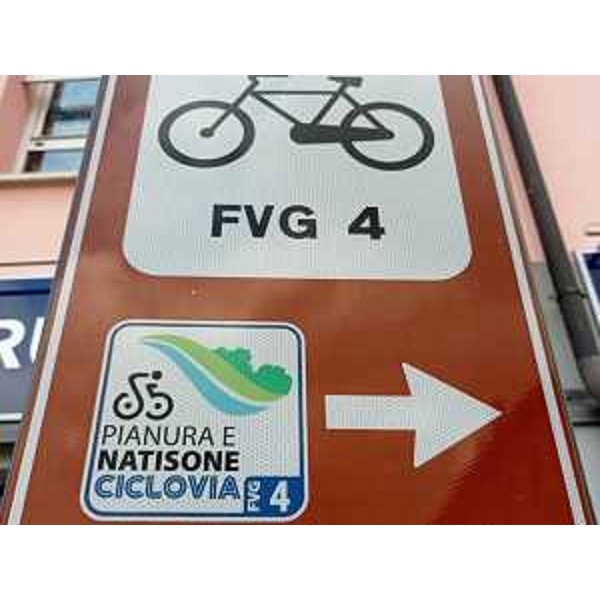 Un'indicazione nel percorso delle ciclovie del Friuli Venezia Giulia sulla quali la Regione investe - Un'indicazione nel percorso delle ciclovie del Friuli Venezia Giulia sulla quali la Regione investe