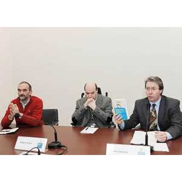 Alessandro Lucchini (Curatore "Il linguaggio della salute"), Vladimir Kosic (Assessore regionale Salute e Protezione sociale) e Fabio Samani (Moderatore incontro) nel corso dell'incontro sulla comunicazione medico-paziente, a Trieste. (Trieste 01/12/08)