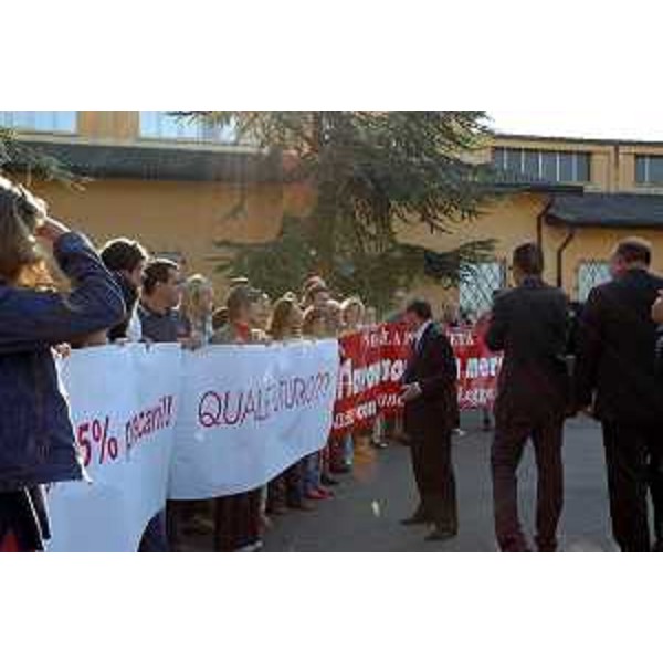 Fabio Mussi (Ministro dell'Università e della Ricerca) con un gruppo di precari dell'OGS. (Trieste 20/09/06)