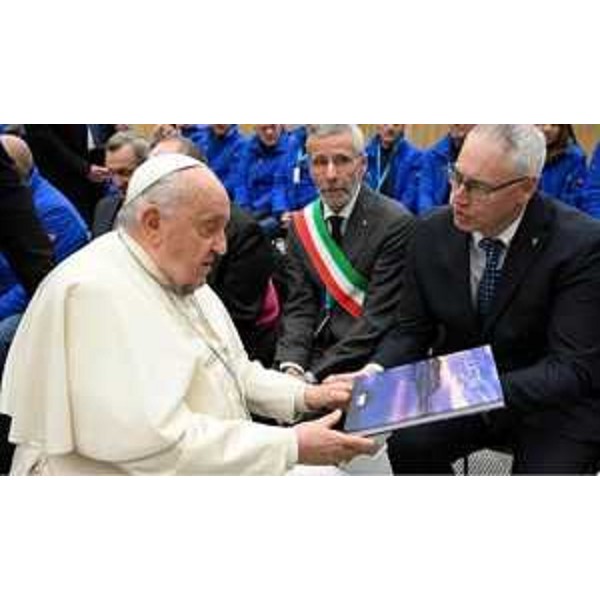 Papa Francesco con il presidente del Consiglio regionale, Mauro Bordin, lo scorso dicembre in Vaticano - Papa Francesco con il presidente del Consiglio regionale, Mauro Bordin, lo scorso dicembre in Vaticano