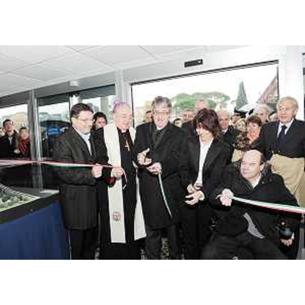 Enrico Gherghetta (Presidente Provincia Gorizia), Dino De Antoni (Arcivescovo Gorizia), Renzo Tondo (Presidente Friuli Venezia Giulia), Manuela Baccarini (Dirigente generale ASS 2 Isontina) e Vladimir Kosic (Assessore regionale Salute) all'inaugurazione dell'Ospedale di Gorizia. (Gorizia 05/12/08)