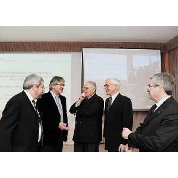 Furio Honsell (Sindaco Udine), Renzo Tondo (Presidente Friuli Venezia Giulia), Edward N. Luttwak (Economista), Massimo Paniccia (Presidente API) e Pietro Fontanini (Presidente Provincia Udine) all'Assemblea generale dell'Associazione piccole e medie industrie di Udine. (Udine 06/12/08)
