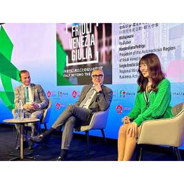 Il governatore Massimiliano Fedriga, l'assessore regionale alle Attività produttive e al Turismo Sergio Emidio Bini e Mii Fujiwara - Il governatore Massimiliano Fedriga, l'assessore regionale alle Attività produttive e al Turismo Sergio Emidio Bini e Mii Fujiwara