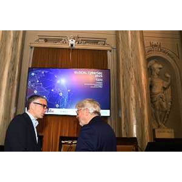 L'assessore regionale Pierpaolo Roberti con il presidente camerale Antonio Paoletti - L'assessore regionale Pierpaolo Roberti con il presidente camerale Antonio Paoletti