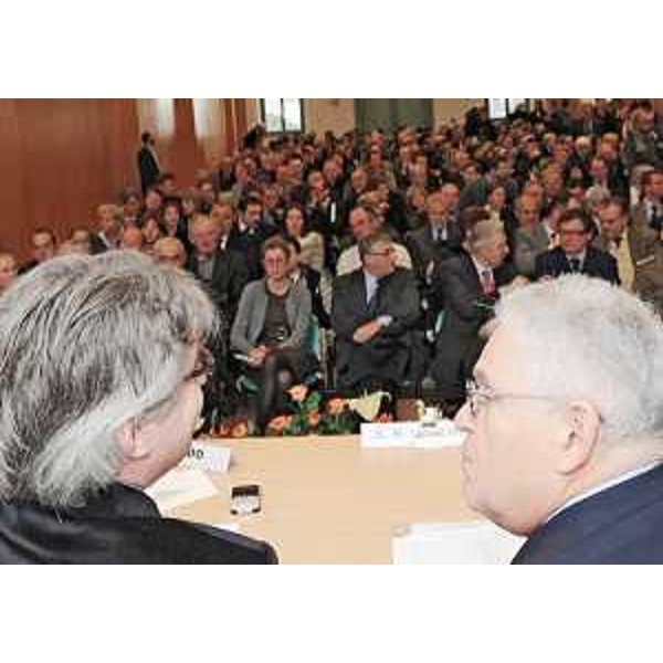 Renzo Tondo (Presidente Friuli Venezia Giulia) e Edward N. Luttwak (Economista) all'Assemblea generale dell'Associazione piccole e medie industrie di Udine. (Udine 06/12/08)