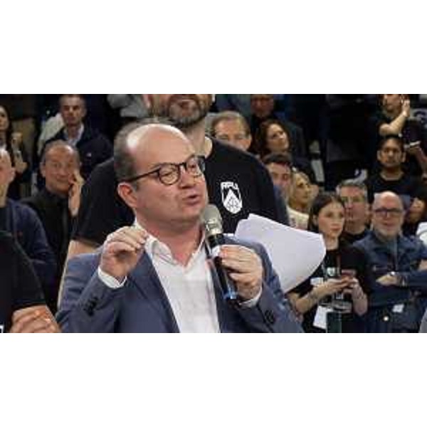 Il vicegovernatore Mario Anzil mentre interviene per complimentarsi e ringraziare la squadra per il successo ottenuto. - Il vicegovernatore Mario Anzil mentre interviene per complimentarsi e ringraziare la squadra per il successo ottenuto.