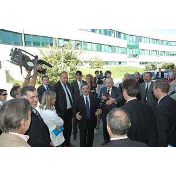 Roberto Cosolini (Assessore regionale al lavoro, formazione, università e ricerca) con Fabio Mussi (Ministro dell'Università e della Ricerca) all'arrivo al Sincrotone. (Trieste 20/09/06)
