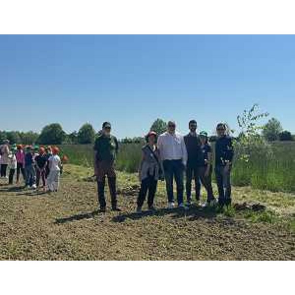 Il presidente del Cr Fvg, Mauro Bordin, assieme ad alcuni dei partecipanti alla Giornata dell'Albero a Precenicco - Il presidente del Cr Fvg, Mauro Bordin, assieme ad alcuni dei partecipanti alla Giornata dell'Albero a Precenicco