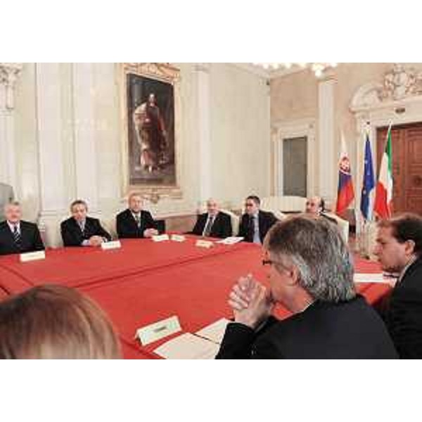 Il tavolo dell'incontro tra Renzo Tondo (Presidente Friuli Venezia Giulia) e Tibor Mikus (Governatore Regione slovacca di Trnava), presenti alcuni imprenditori friulani, nella sede della Regione a Trieste. (Trieste 09/12/08)