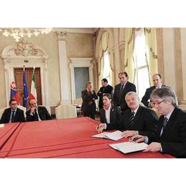 Il tavolo dell'incontro tra Renzo Tondo (Presidente Friuli Venezia Giulia) e Tibor Mikus (Governatore Regione slovacca di Trnava), presenti alcuni imprenditori friulani, nella sede della Regione a Trieste. (Trieste 09/12/08)