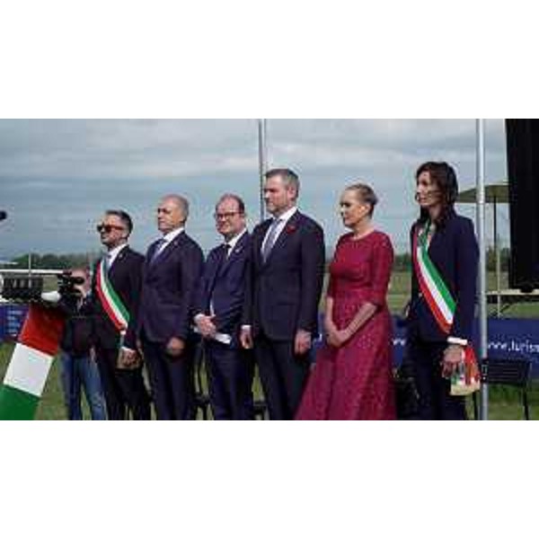 Il vicegovernatore del Friuli Venezia Giulia Mario Anzil, con il Presidente della Repubblica Slovacca Peter Pellegrini e le autorità al campo volo di Pasian di Prato - Il vicegovernatore del Friuli Venezia Giulia Mario Anzil, con il Presidente della Repubblica Slovacca Peter Pellegrini e le autorità al campo volo di Pasian di Prato