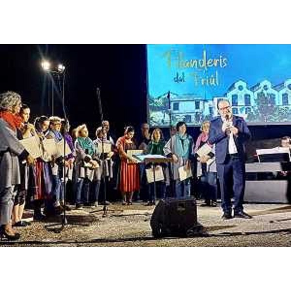 Il vicegovernatore del Friuli Venezia Giulia Mario Anzil ieri sera a Dignano in occasione del concerto che per la fine dei lavori di ristrutturazione del tetto della filanda Banfi - Il vicegovernatore del Friuli Venezia Giulia Mario Anzil ieri sera a Dignano in occasione del concerto che per la fine dei lavori di ristrutturazione del tetto della filanda Banfi