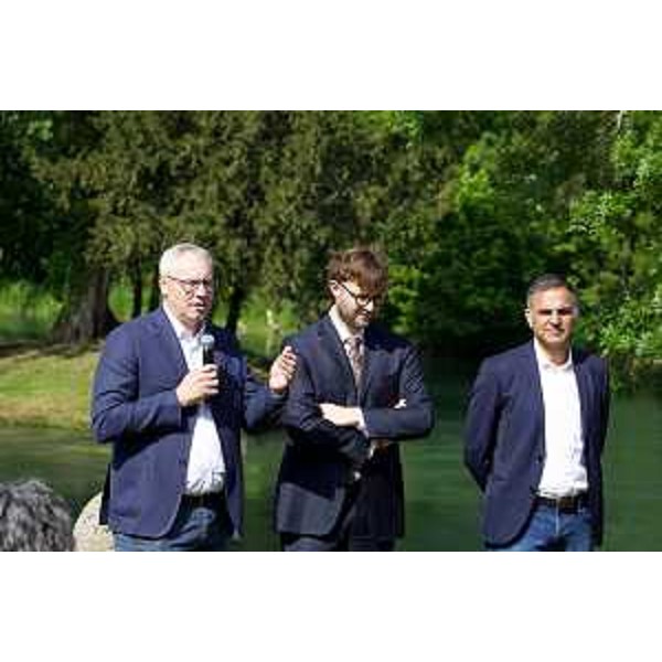 Mauro Bordin, presidente del Cr Fvg, primo da sinistra nella foto accanto a Gabriele Greco, assessore alla Cultura di Rivignano Teor, e al sindaco Fabrizio Mattiussi - Mauro Bordin, presidente del Cr Fvg, primo da sinistra nella foto accanto a Gabriele Greco, assessore alla Cultura di Rivignano Teor, e al sindaco Fabrizio Mattiussi